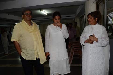 Subhash Ghai with his wife Mukta Ghai and daughter Meghna Ghai at prayer meet of  Rajat Barjatya