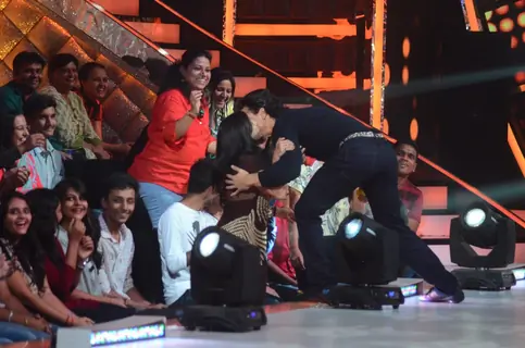 A fan kisses Tiger Shroff at Promotion of 'A Flying Jatt' on Jhalak Dikhhla Jaa