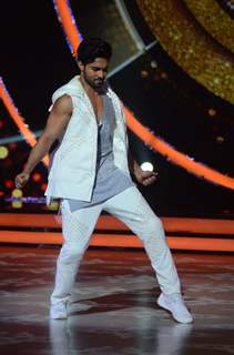 Salman Yusuff Khan performs at Promotion of 'A Flying Jatt' on Jhalak Dikhhla Jaa