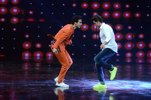 Raghav Juyal and Hrithik Roshan Promotes 'Mohenjo Daro' on sets of Dance plus 2