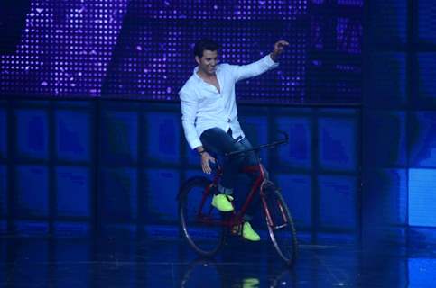 Hrithik Roshan Promotes 'Mohenjo Daro' on sets of Dance plus 2