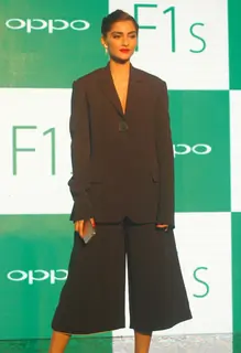 Launch of Oppo F1S smartphone