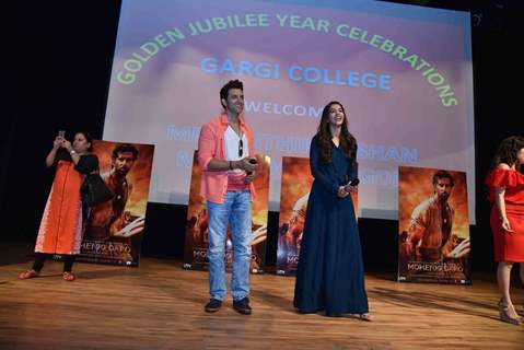 Hrithik Roshan and Pooja Hegde Promotes 'Mohenjo Daro' at Gargi college