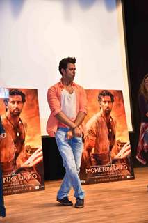 Hrithik Roshan performs and Promotes 'Mohenjo Daro' at Gargi college