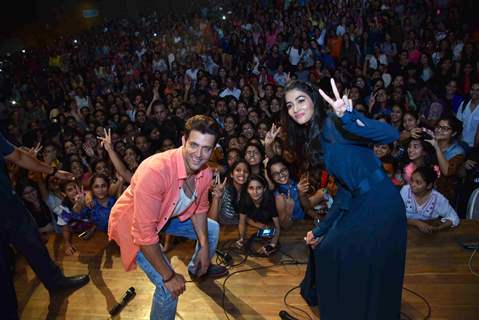 Hrithik Roshan and Pooja Hegde Promotes 'Mohenjo Daro' at Gargi college