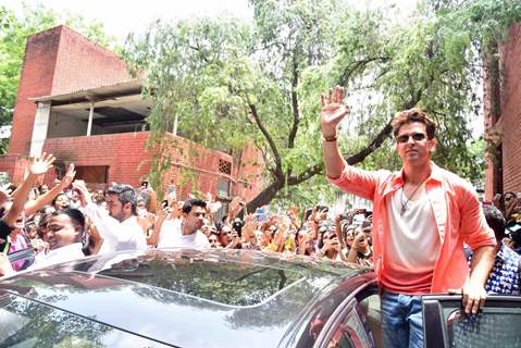 Hrithik Roshan Promotes 'Mohenjo Daro' at Gargi college