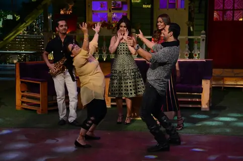 Akshay Kumar, Ileana D'Cruz and Esha Gupta Promotes 'Rustom' on The Kapil Sharma Show