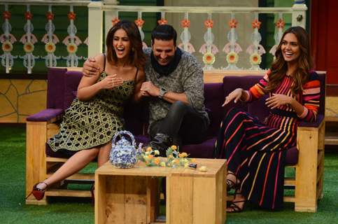 Akshay Kumar, Ileana D'Cruz and Esha Gupta Promotes 'Rustom' on The Kapil Sharma Show