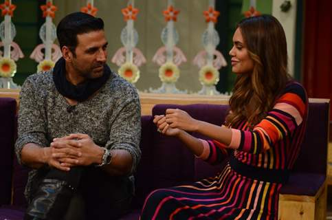 Akshay Kumar and Esha Gupta Promotes 'Rustom' on The Kapil Sharma Show