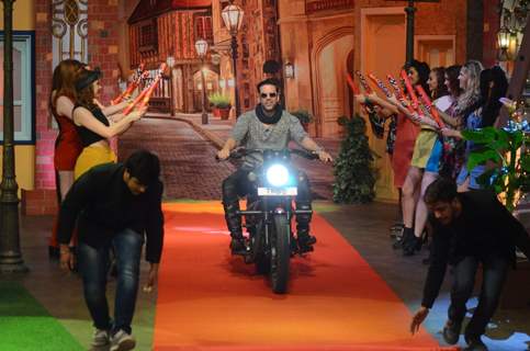 #Grand Entry: Akshay Kumar Promotes 'RUSTOM' at The Kapil Sharma Show