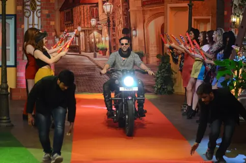 #Grand Entry: Akshay Kumar Promotes 'RUSTOM' at The Kapil Sharma Show