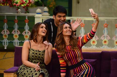 Ileana Dcruz & Esha Gupta clicks selfie with Kapil while Promoting 'RUSTOM' at The Kapil Sharma Show