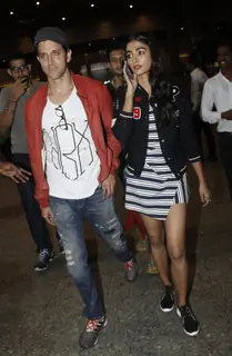 Hrithik Roshan and Pooja Hegde spotted at Airport!