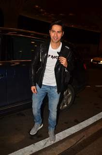 Varun Dhawan Snapped at Airport!