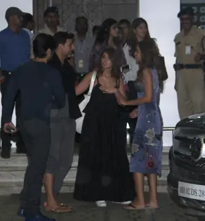 Akshay Kumar, Ileana D'Cruz and Esha Gupta Snapped at Airport