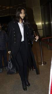 Sonam Kapoor Snapped at Airport