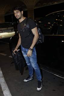 Sidharth Malhotra Snapped at Airport