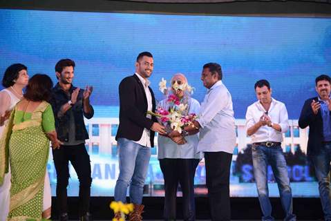 Mahendra Singh Dhoni and Sushant Singh Rajput at Trailer launch of movie 'MS Dhoni:The Untold Story'