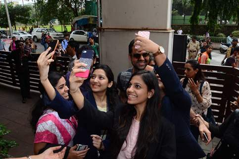 Abhay Deol takes selfie with fans at Nabharat Times Event