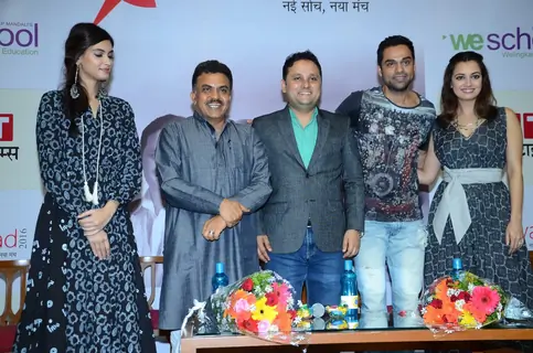 Congress Min. Sanjay Nirupam, Diana Penty, Abhay Deol & Dia Mirza at Nabharat Times Event