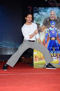 Tiger Shroff Promotes 'A Flying Jatt' at Umang Fest in NM College