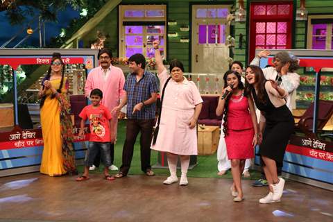 Sonakshi Singh along with Kapil's Show cast at Promoes 'Akira' On sets of The Kapil Sharma Show