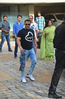 Salman Khan snapped at Arpita's house for Rakhi Celebration with Family