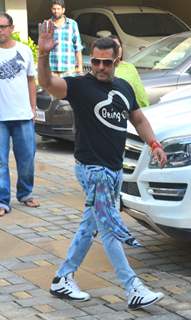 Salman Khan snapped at Arpita's house for Rakhi Celebration with Family