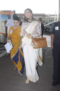 Sonam Kapoor Snapped at Airport!