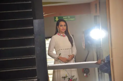Sonakshi Sinha Promotes'Akira' on sets of Savdhaan India