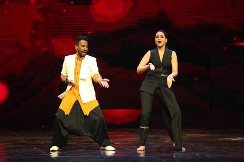 Sonakshi Sinha and Dharmesh Yelande performs dance at Promotion of 'Akira' on sets of Dance Plus