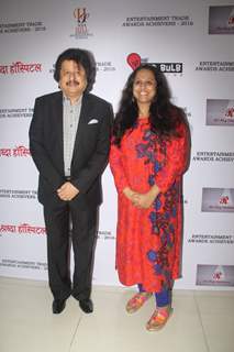 Pankaj Udhas and Vaishali Samant at Entertainment Trade Awards 2016