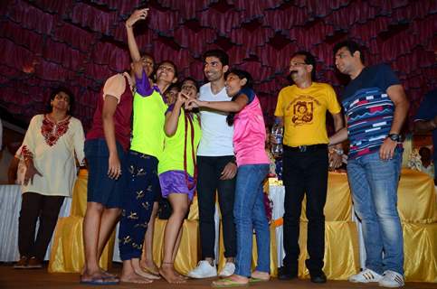 Baba Siddique and Gurmeet Choudhary at Dahi Handi Event