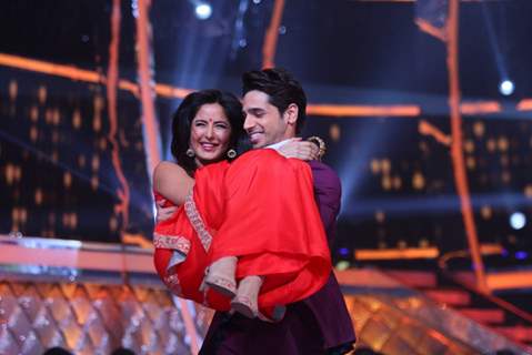 Sidharth Malhotra and Katrina Kaif at Promotion of 'Baar Baar Dekho' on sets of Jhalak Dikhhla Jaa