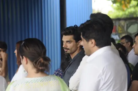 Karan Singh Grover at Funeral of Krushna Abhishek's Father!