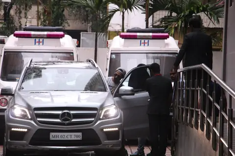 Shahid Kapoor snapped Outside Hinduja Hospital!