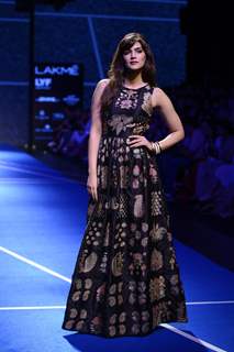 Kriti Sanon Sizzles at Lakme Fashion Show 2016 - Day 4