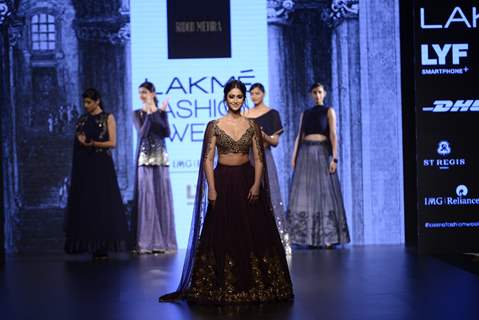 The delightful Ileana D'Cruz Sizzles at Lakme Fashion Show Day 5