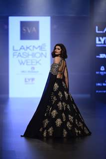 Day 5 - Sizzling Prachi Desai walks the ramp at Lakme Fashion Show 2016