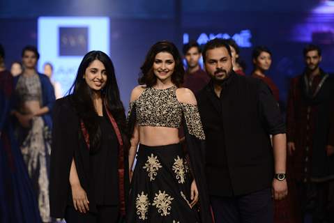 Day 5 - Sizzling Prachi Desai walks the ramp at Lakme Fashion Show 2016