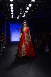 Day 5 - Karisma Kapoor walks the ramp at Lakme Fashion Show 2016