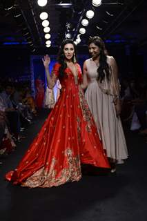 Day 5 - Karisma Kapoor walks the ramp at Lakme Fashion Show 2016