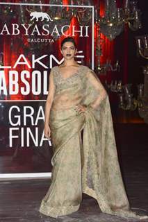 Deepika Padukone in Sabyasachi at Grand Finale of Lakme Fashion Show 2016