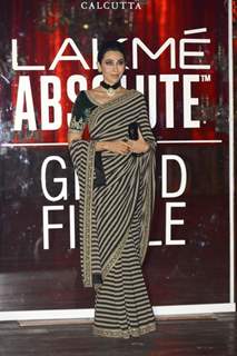 Karisma Kapoor at Grand Finale of Lakme Fashion Show 2016