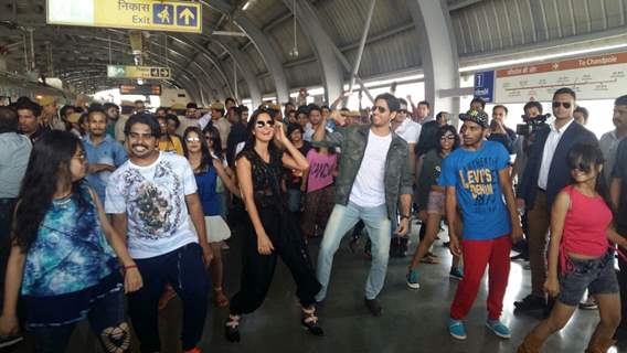 Sidharth and Katrina Groove at Jaipur Metro Station