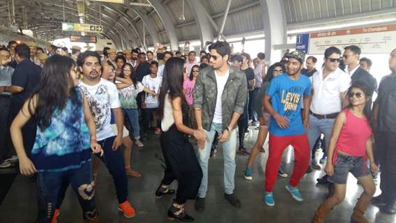 Sidharth and Katrina Groove at Jaipur Metro Station