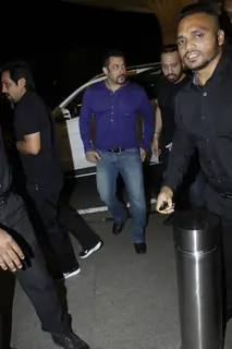 Airport Scenes: Salman Khan!