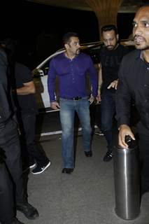 Airport Scenes: Salman Khan!