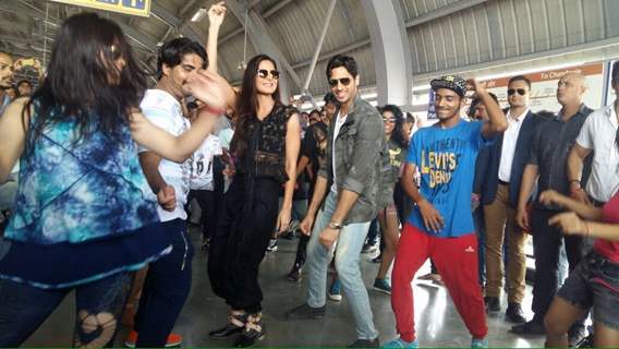 Promotions: Sidharth and Katrina Groove at Jaipur Metro Station!