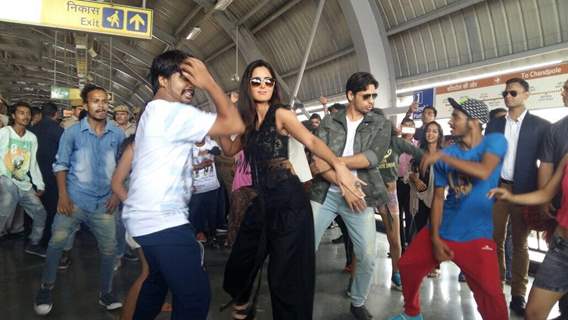 Promotions: Sidharth and Katrina Groove at Jaipur Metro Station!